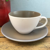 Poole Frühstückstasse „Sepia & Mushroom (C54)“ (breiter Stil – Streamline)