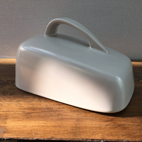 Poole Pottery « Twintone – Bleu ciel et gris tourterelle » Beurrier bombé